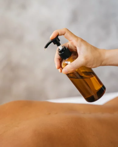 Deep tissue massage met eigen gemaakte oliën