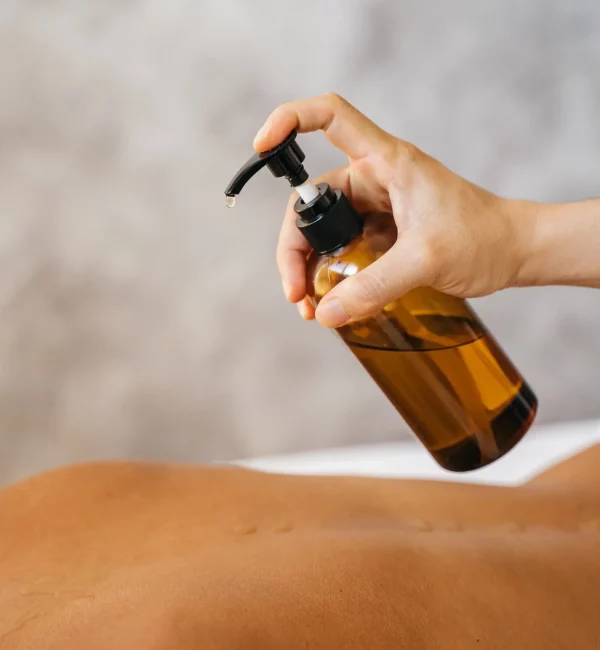 Deep tissue massage met eigen gemaakte oliën